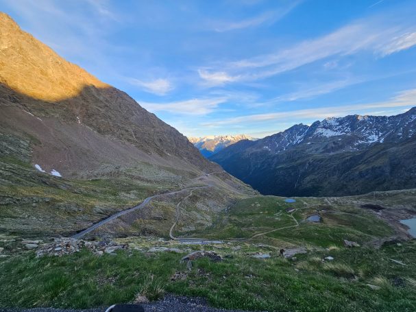 Passo Gavia – Hochalpine Passstraße in Italien Kurvenreiche Bergstraße am Passo Gavia mit weitem Blick auf die Gipfel der italienischen Alpen