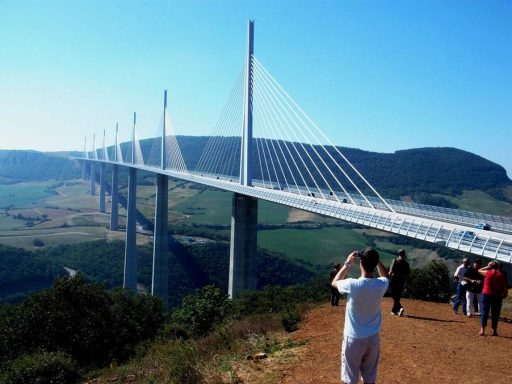 Große Schrägseilbrücke über einem tiefen Tal in Südfrankreich, aufgenommen von einem Aussichtspunkt