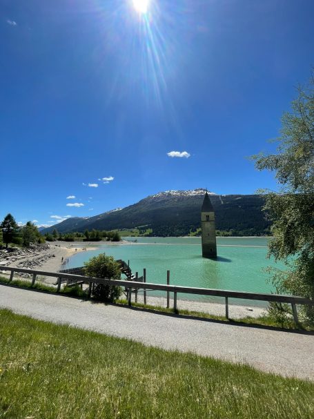 Reschensee mit Kirchturm – Südtirol Versunkener Kirchturm im türkisfarbenen Reschensee mit Bergpanorama in Südtirol