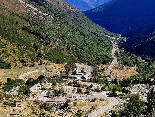 Zahlreiche Serpentinen einer Bergstraße an einem steilen Hang in den spanischen Pyrenäen