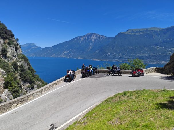 Motorradtour am Gardasee – Panoramastraße bei Tremosine Mehrere Motorräder auf einer kurvenreichen Panoramastraße oberhalb des Gardasees mit Blick auf den See und die Berge